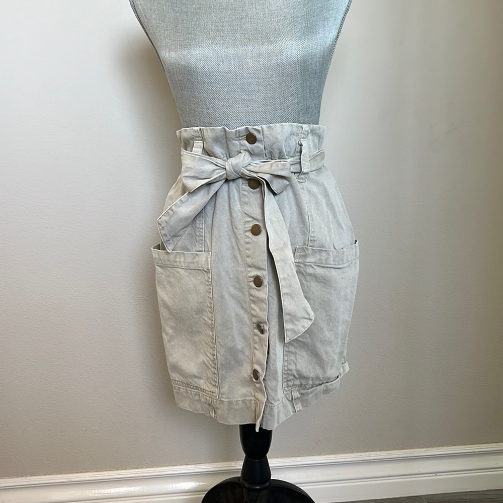 Button up pale green skirt with tie in front, and pockets